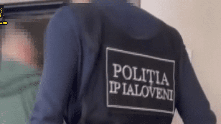 VIDEO Tâlhărie ziua în amiaza mare la Ialoveni. Un tânăr a furat geanta unei bătrâne
