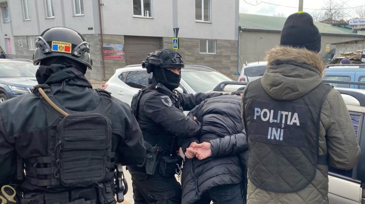 Au cerut 5000 de euro pentru rezolvarea unui conflict. Autorități criminale, reținute de mascați pentru șantaj