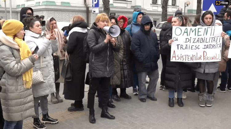 VIDEO Primăria Chișinău, ”asaltată” de asistenții personali protestatari. Reacția edilului capitalei