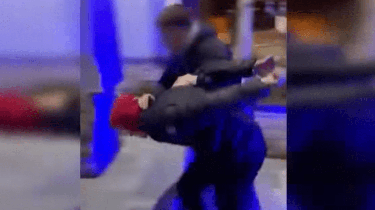VIDEO Doi curieri de droguri, luați pe sus de polițiștii Capitalei. Riscă până la 15 ani de închisoare