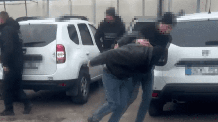 VIDEO Doi bărbați și un minor, reținuți pentru comiterea mai multor jafuri. Ce schemă foloseau