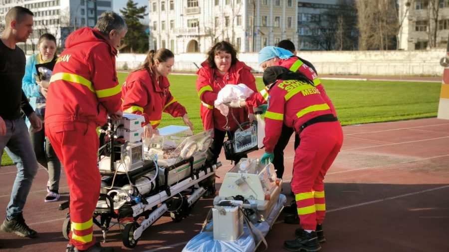 FOTO Un bebeluș de doar două luni, transportat cu elicopterul SMURD de la Chișinău la Iași. Diagnoza micuțului