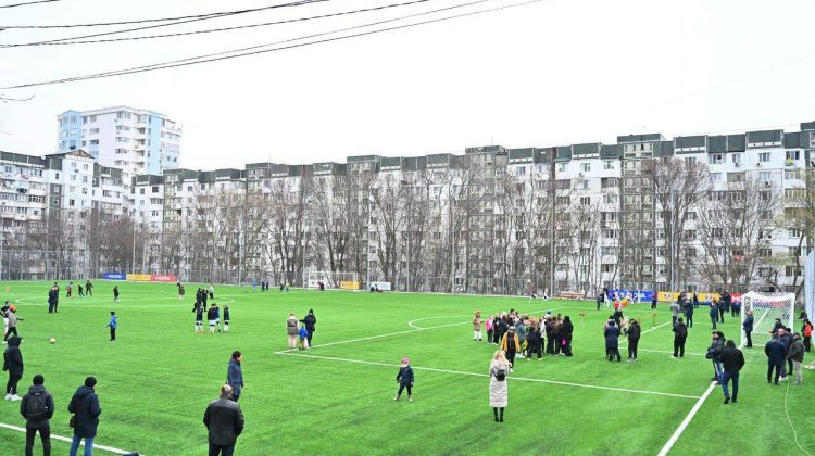 FOTO Municipalitatea a inaugurat terenul de sport multifuncțional din cadrul liceului teoretic „Petru Zadnipru”