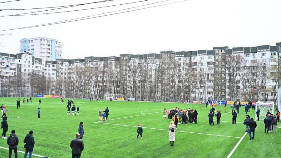 FOTO Municipalitatea a inaugurat terenul de sport multifuncțional din cadrul liceului teoretic „Petru Zadnipru”