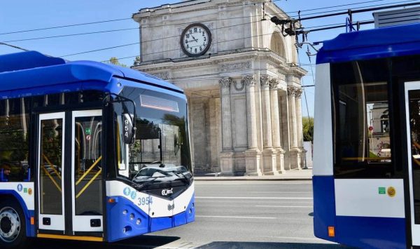 Atenție, călători! Din cauza unui deranjament, troleibuzele sunt blocate în centrul Chișinăului