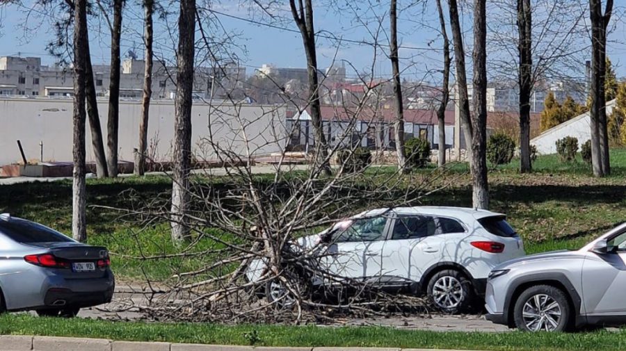 Vântul a smuls acoperișul mai multor clădiri din toată țară. Îndemnul salvatorilor