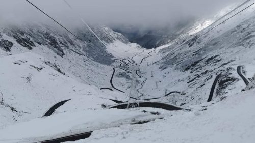 VIDEO Imagini rupte din poveste! A nins puternic pe Transfăgărășan
