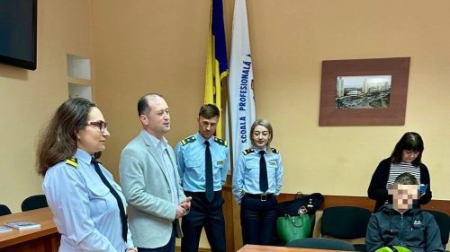 Ofițeri ai ANP, în vizită la Școala profesională nr. 3 din Chișinău. A fost organizată o lecție publică
