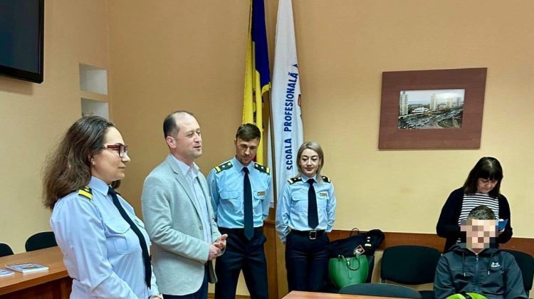 Ofițeri ai ANP, în vizită la Școala profesională nr. 3 din Chișinău. A fost organizată o lecție publică