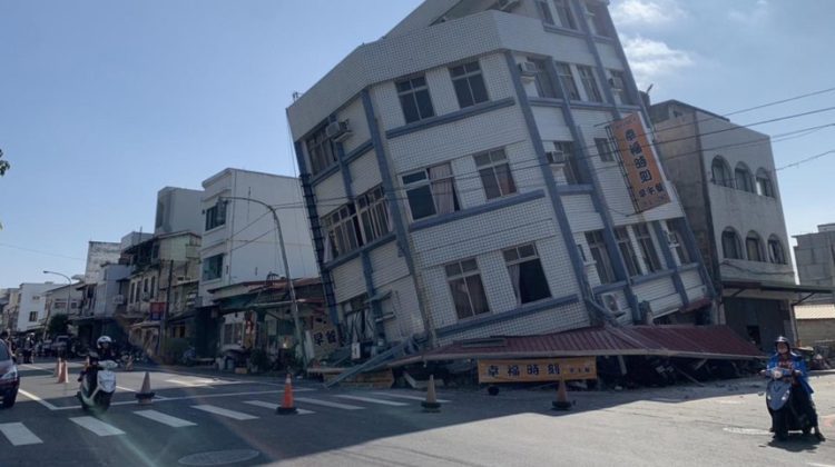 VIDEO Cutremur de 7,4 în Taiwan. Oameni blocaţi după ce 26 de clădiri s-au prăbuşit
