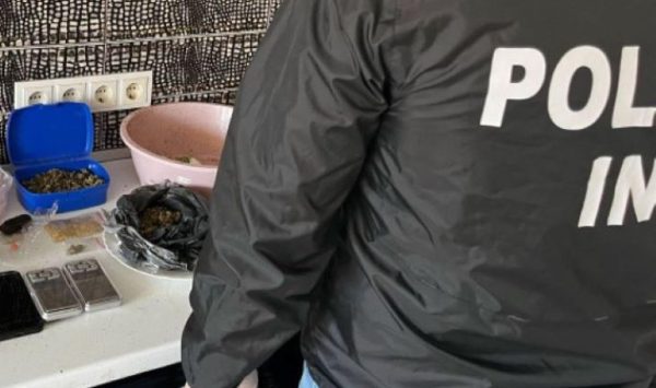 VIDEO Depozit de droguri în Botanica de 4.500.000 lei. Suspectul, reținut în flagrant în timp ce plasa droguri