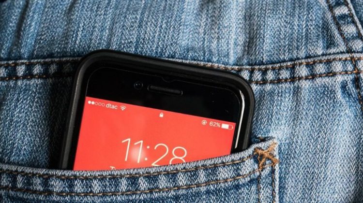Este sigur să ținem telefonul mobil în buzunar? Experții vin cu explicații