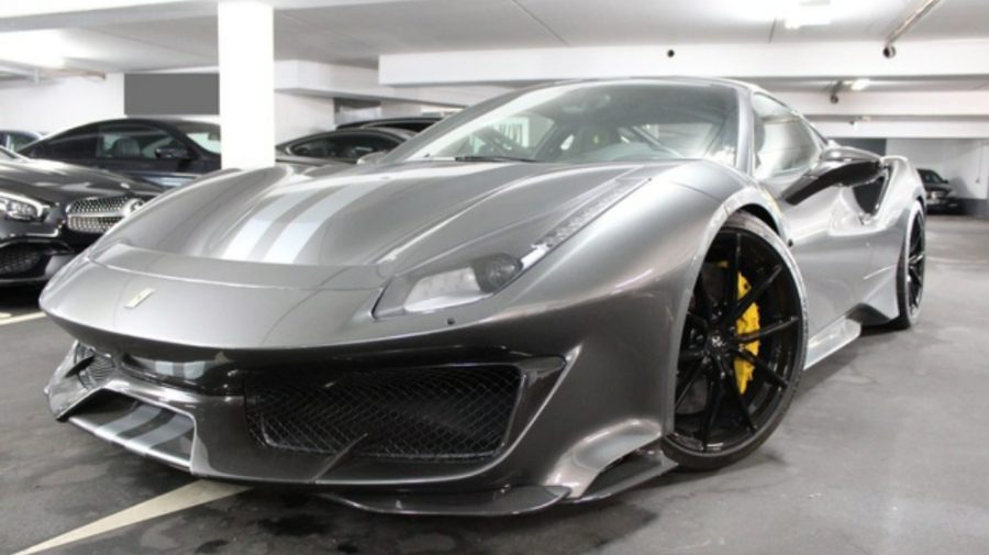 Două mașini Ferrari, de un milion de euro, au fost furate dintr-o parcare subterană. Hoții sunt de negăsit