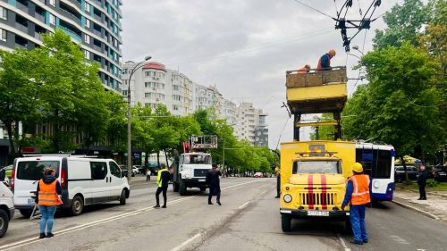 VIDEO Mai multe fire electrice s-au rupt în sectorul Rîșcani. Circulația troleibuzelor a fost afectată