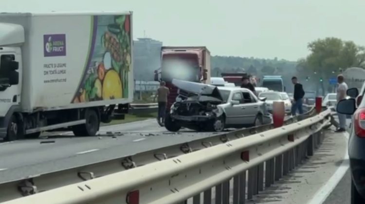 VIDEO, FOTO Accident violent la Ratuș. Un camion s-a lovit într-un Mercedes