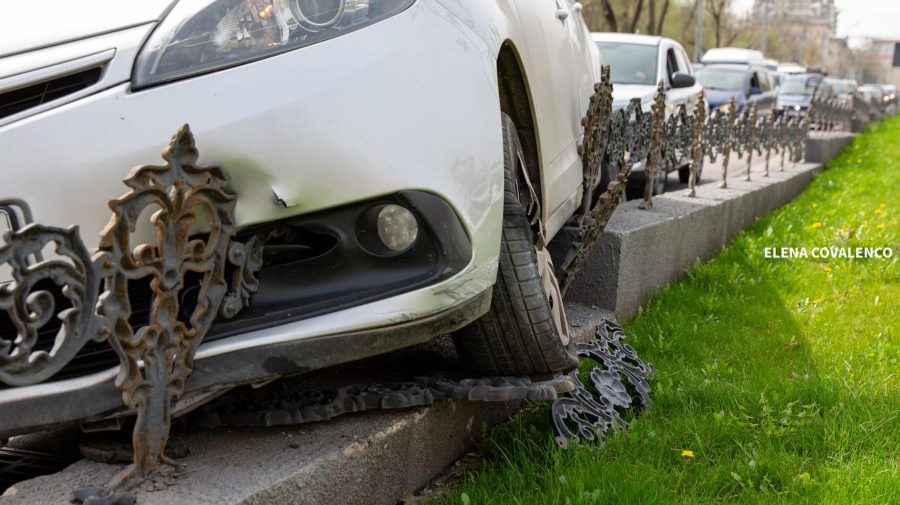 FOTO Accident în centrul Capitalei: Un șofer a urcat cu mașina pe gardul de pe aleea Grigore Vieru