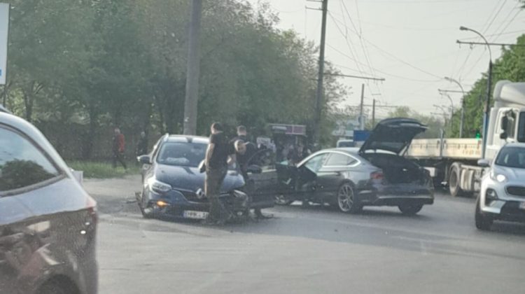 FOTO, VIDEO Accident matinal pe o stradă din Chișinău. Unul dintre șoferi și-a recunoscut vina