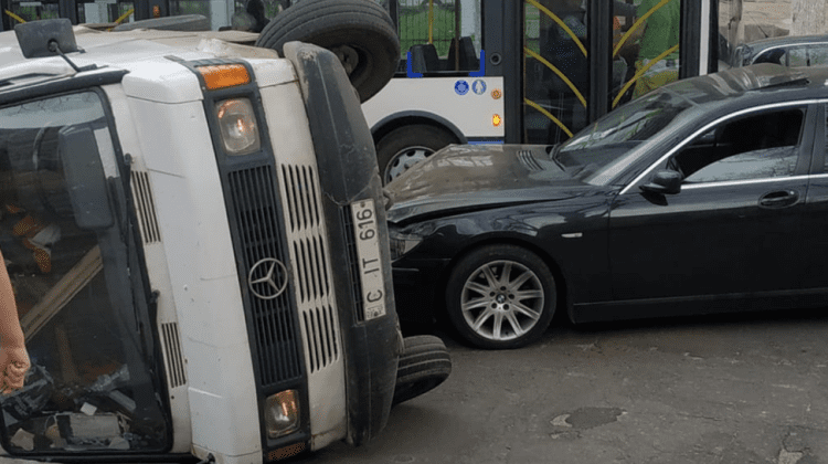 VIDEO Un automobil s-a inversat pe o stradă din Chișinău. O persoană, rănită