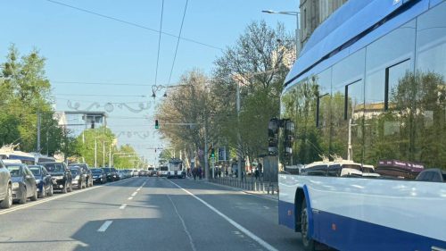 Ambuteiaje pe mai multe străzi din Capitală. Troleibuzele și autobuzele circulă cu abateri de la orar
