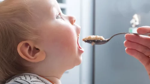 Nestle adaugă zahăr în laptele pentru bebeluși vândut în țările sărace. Cu cât a crescut rata de obezitate?