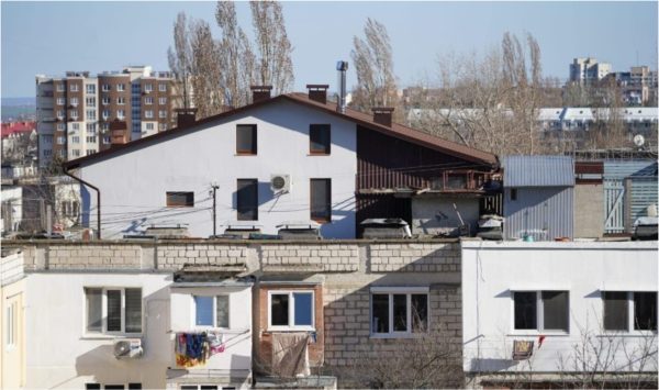 Cine se face vinovat de casa construită pe un bloc din Chișinău? Pretura sectorului Centru a venit cu precizări