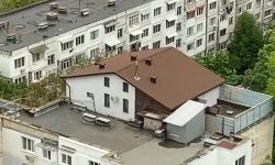 VIDEO O nouă tendință urbană: Casele de la țară „cresc” pe acoperișurile blocurilor din Chișinău