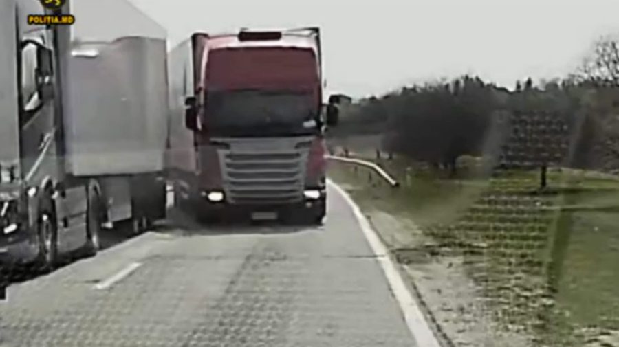 Depășire periculoasă pe traseu! VIDEO cu un șofer de camion, ”obosit” să meargă în spatele altor mașini