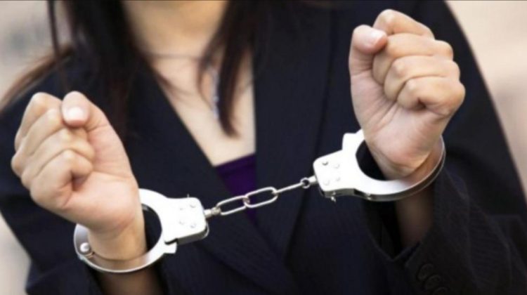 O femeie, reținută pentru curierat de droguri. A fost prinsă în flagrant cu 70 grame de substanțe narcotice