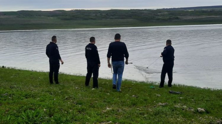 FOTO Două plase de pescuit, găsite în Lacul Costești-Stînca. Autoritățile au eliberat 24 de pești