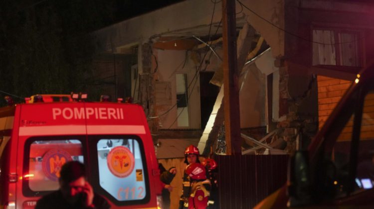 FOTO Explozie puternică într-un bloc din Craiova: O femeie a murit sub dărâmături. Zeci de oameni, evacuați