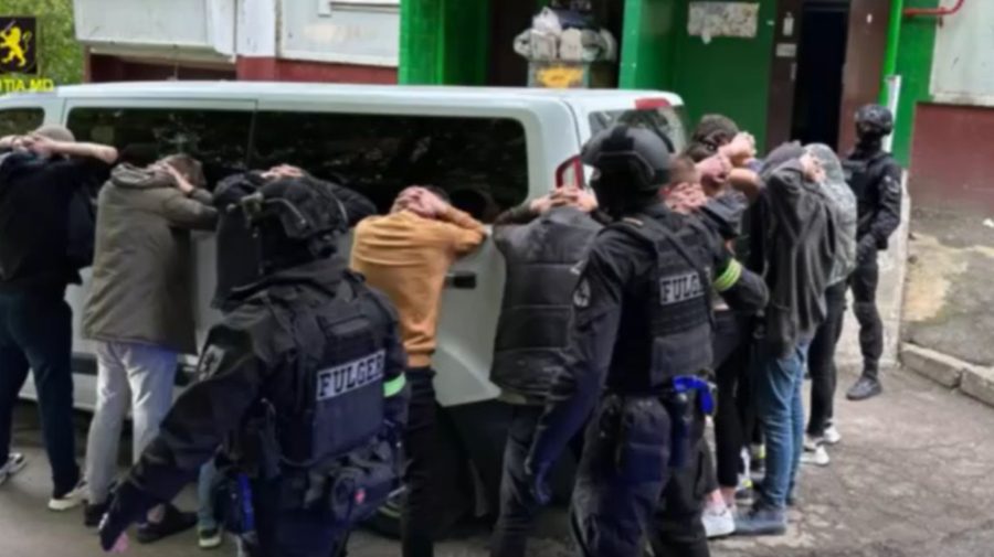 VIDEO Persoane în stare de ebrietate narcotică, depistate într-un apartament din Chișinău. Ce spune poliția