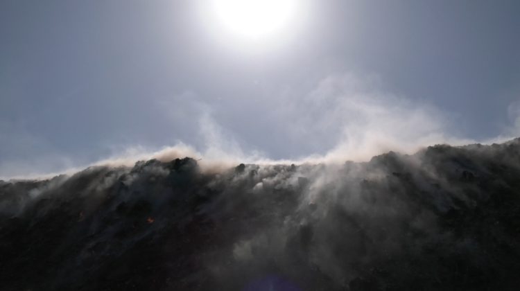 VIDEO Gunoiștea din Căușeni arde de o săptămână. Locuitorii se plâng că nu mai pot respira