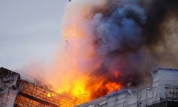 FOTO, VIDEO Incendiu devastator în capitala Danemarcei. O clădire emblematică din Copenhaga, cuprinsă de flăcări