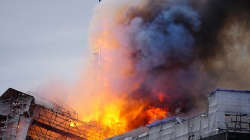 FOTO, VIDEO Incendiu devastator în capitala Danemarcei. O clădire emblematică din Copenhaga, cuprinsă de flăcări