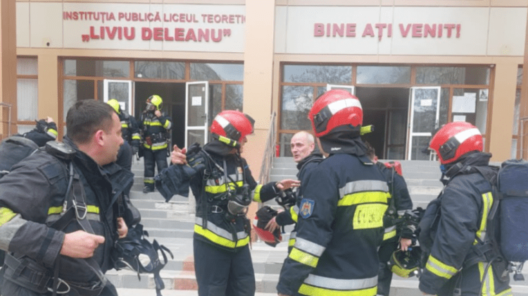 VIDEO Incendiu la Liceul „Liviu Deleanu” din Capitală: La fața locului se află 60 de angajați IGSU. Reacția MEC