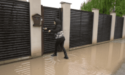 VIDEO Primăria m-a inundat! Consecințele unor lucrări executate de mântuială pe o stradă din Căușeni