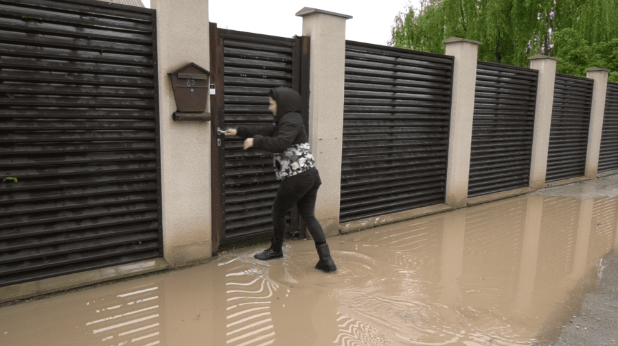 VIDEO Primăria m-a inundat! Consecințele unor lucrări executate de mântuială pe o stradă din Căușeni