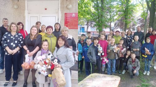 FOTO Copiii reunifică țara! Elevii unei școli românești din Transnistria s-au dus cu daruri la un internat din Rîbnița