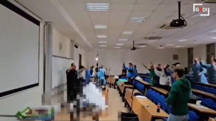 Italia: Medici și studenți, fotografiați cum cântă și dansează în timpul unei autopsii