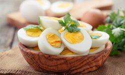 Ce să faci cu ouăle fierte ca să se curețe foarte ușor