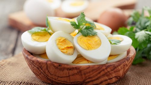 Ce să faci cu ouăle fierte ca să se curețe foarte ușor