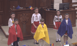 VIDEO Omagiu Tricolorului în  Parlamentul Moldovei! Un grup de copii au recitat deputaților poezii deputaților