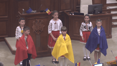VIDEO Omagiu Tricolorului în  Parlamentul Moldovei! Un grup de copii au recitat deputaților poezii deputaților