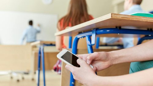 VIDEO Din septembrie, telefoanele mobile ar putea fi interzise în școlile din Moldova. MEC caută opțiuni