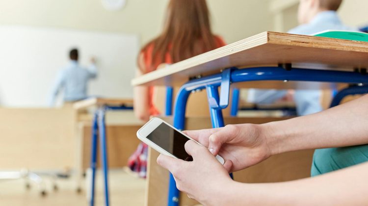 VIDEO Din septembrie, telefoanele mobile ar putea fi interzise în școlile din Moldova. MEC caută opțiuni