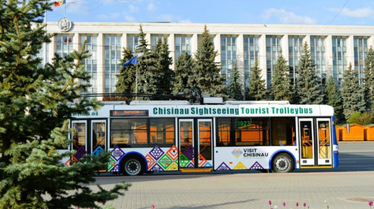 FOTO Nu ai planuri pentru weekend? Primăria Capitalei anunță lansarea Troleibuzului Turistic ”Chișinău Sightseeing”