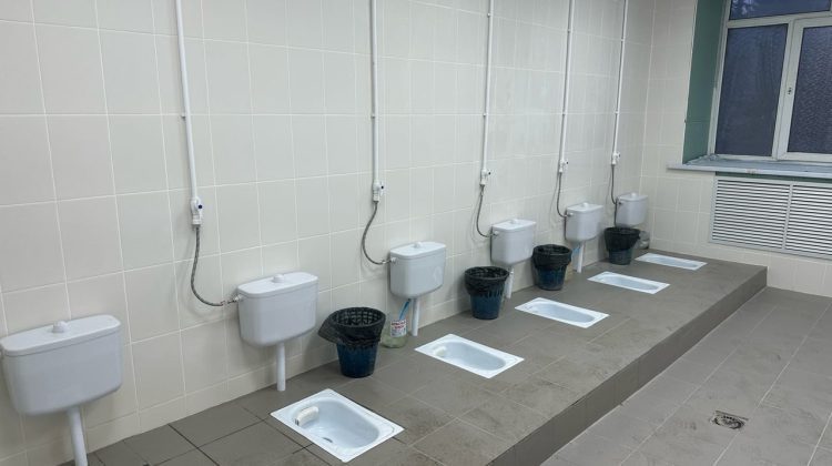 „Condiții” în școlile internat: Un wc pentru maxim 20 de elevi și o zonă de igienă pentru cel mult 70 de fete