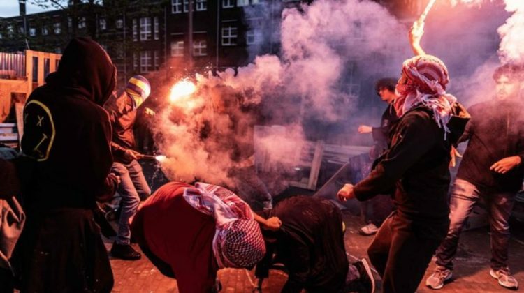 Miting pro-palestinian de mii de persoane a avut loc la Amsterdam. Trei persoane au fost arestate