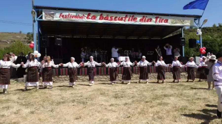 VIDEO Înghesuială în satul Țîra pentru Festivalul Bășcuțelor! Nu au lipsit bucate tradiționale și obiecte de artizanat
