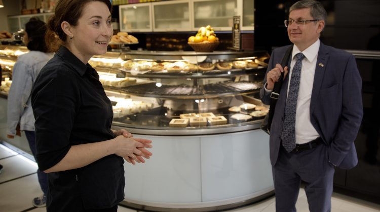 FOTO Igor Grosu în vizită la o patiserie moldovenescă din Paris. Ce dulciuri populare în Moldova iubesc francezii